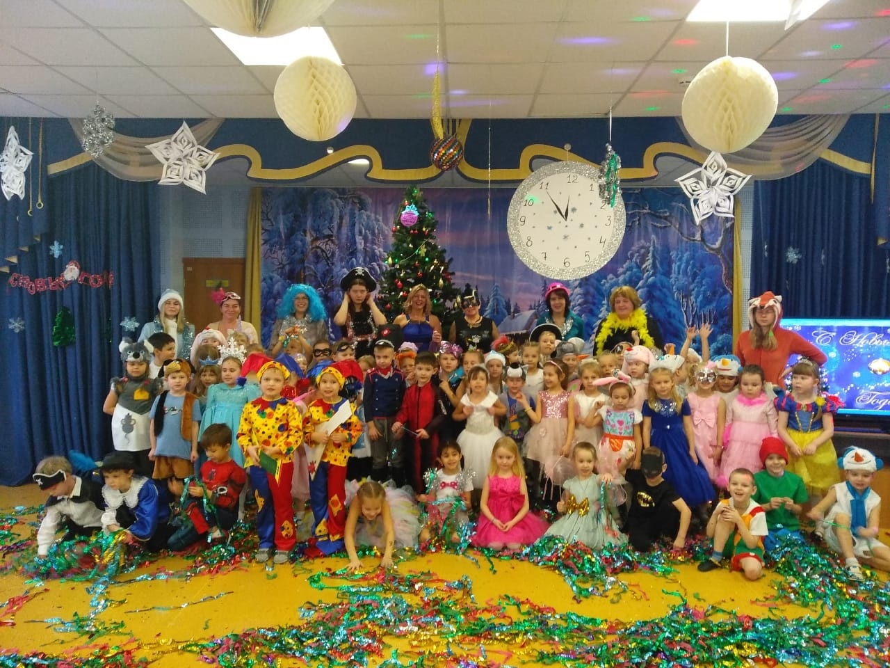 Новогодний карнавал в школе для младших школьников